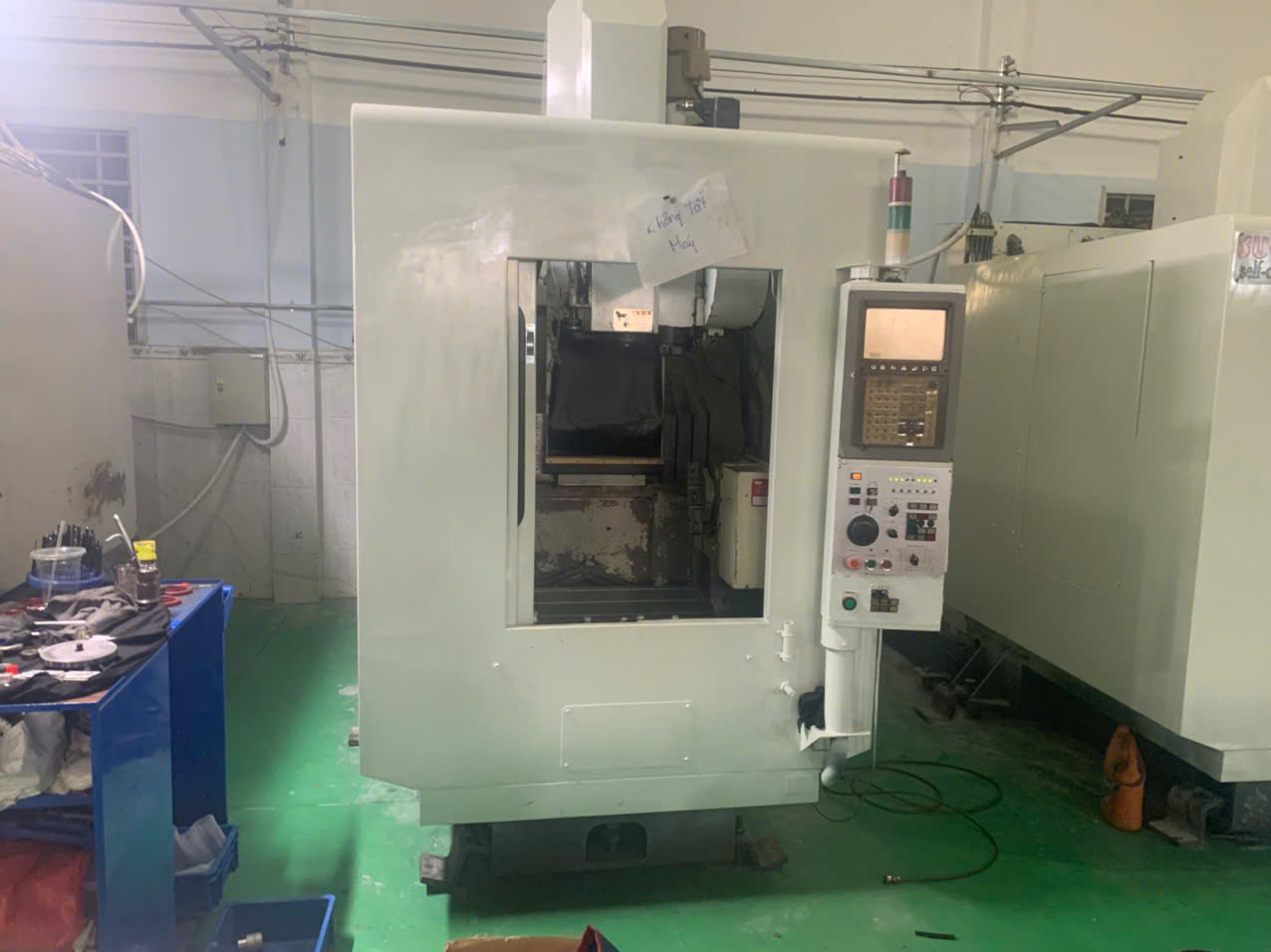 CNC vertical machining center machine 2.jpg